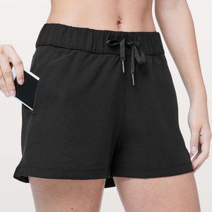 Lululemon black On The Fly shorts 12 2.5" woven